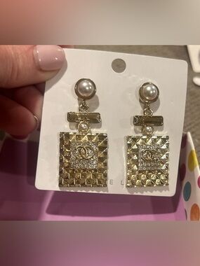 Fashion Jewelry Gold Pearl Drop Earrings with Crystal Detail